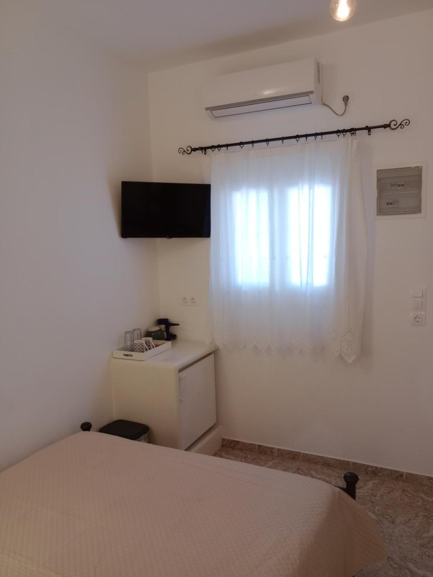 Meltemi Rooms And Studios Анафи Екстериор снимка
