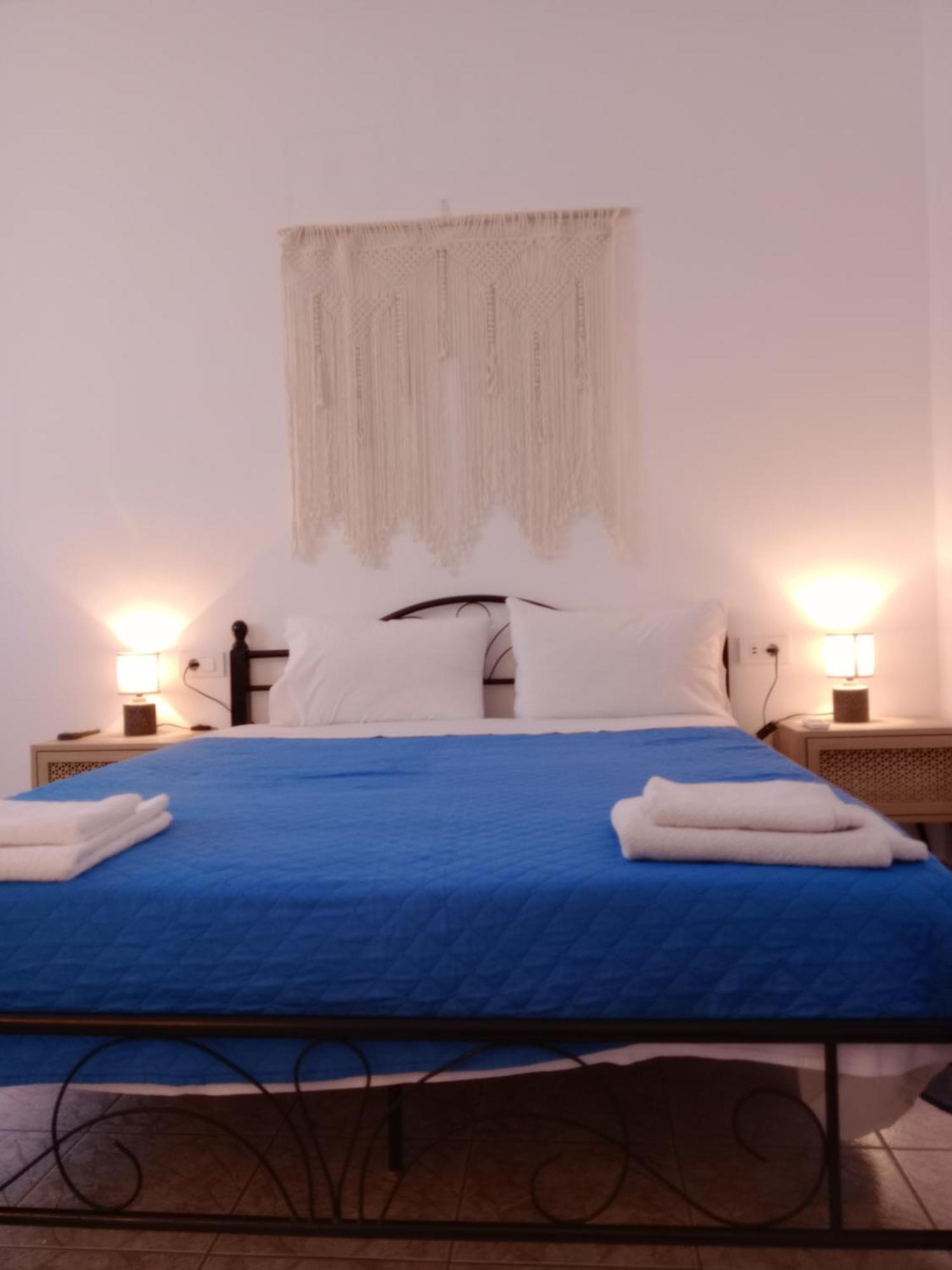 Meltemi Rooms And Studios Анафи Екстериор снимка