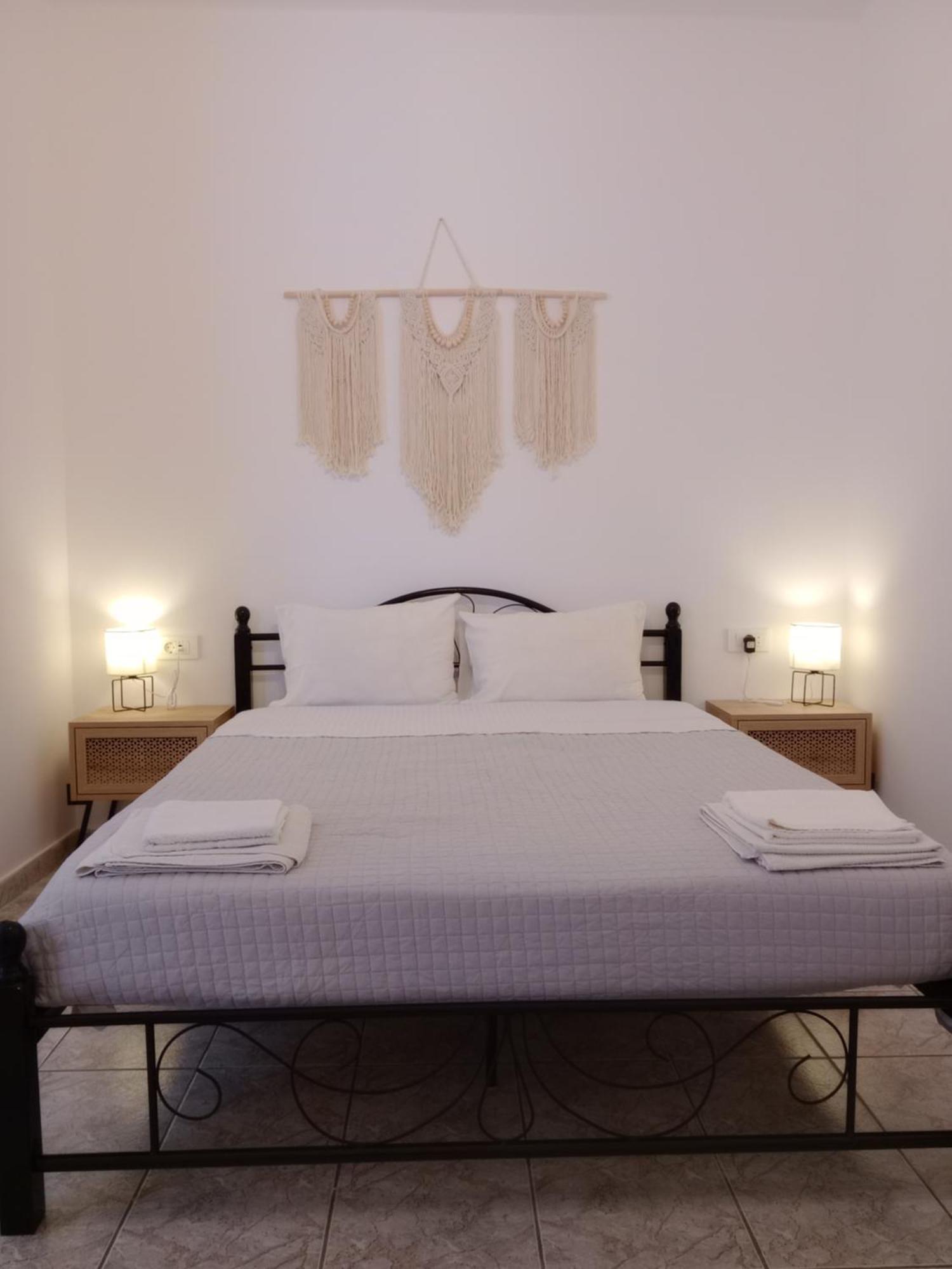 Meltemi Rooms And Studios Анафи Екстериор снимка